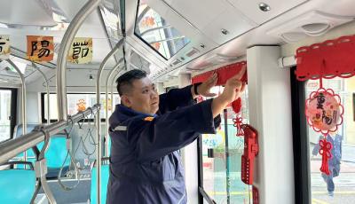 重阳节温情传递 青岛崂山巴士用心服务敬老行动