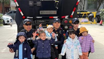 “獵鯊”“青鸞”齊聚幼兒園,青島公安打造萌娃安全課堂 “獵鯊”“青鸞”齊聚幼兒園,青島公安打造萌娃安全課堂
