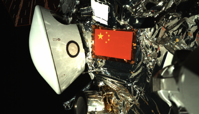 太空中的“中国红”！天问二号探测器与地球合影发布