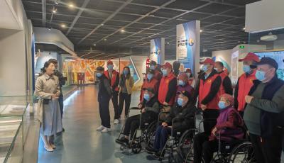 青島市社會福利院老人游船賞景度重陽