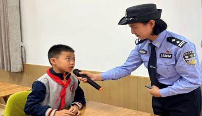心系國防 強(qiáng)國有我——嶗山區(qū)中韓小學(xué)開展國防知識(shí)教育活動(dòng) 心系國防 強(qiáng)國有我——嶗山區(qū)中韓小學(xué)開展國防知識(shí)教育活動(dòng)