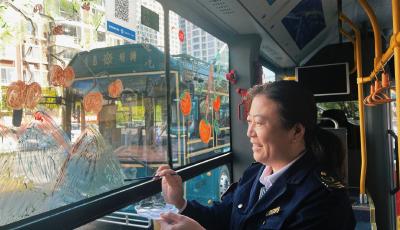 好“柿”成“霜”  青島市北巴士“霜降”節(jié)日主題車上線