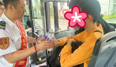 愛(ài)的半徑從方向盤延伸至整座城 青島320路公交為特需乘客鋪就無(wú)障礙出行路
