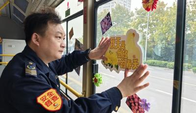 菊香飘满车厢 青岛公交赏菊主题车上线