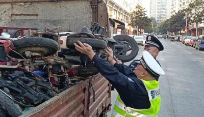 青岛市北区沈阳路社区集中清理废弃摩托车还路于民