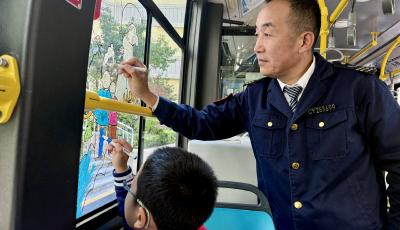 一缕茱萸香 满车敬老情 青岛318路“敬老文明号”这样过重阳