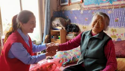 全国“敬老爱老助老模范人物”薛冰洁：29位老人的“公交闺女”带起一支敬老队伍