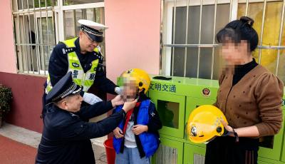 李滄交管在49所小學設立“共享頭盔角”，投放安全頭盔600余個