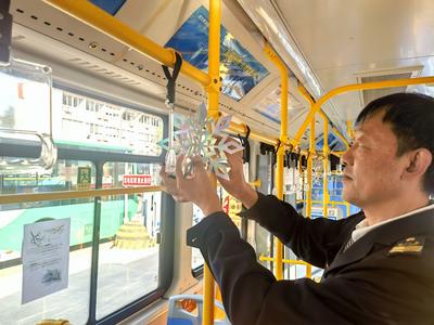 青岛公交驾驶员巧设“立冬主题车厢”