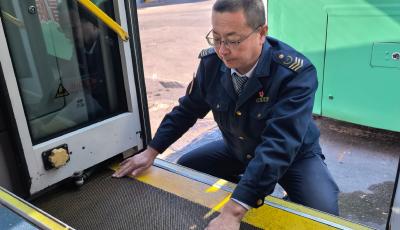 溫情守護(hù)乘客出行 青島216路公交打造“冬季健康”主題車廂