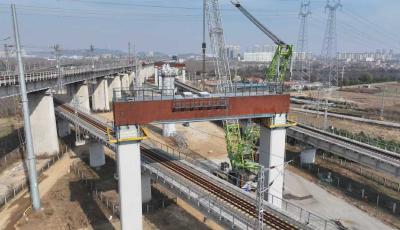 濰宿高鐵至青島連接線首個(gè)上跨既有線鋼橫梁成功吊裝