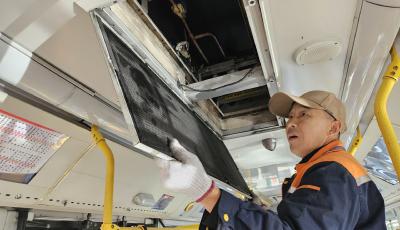 青島公交空調(diào)“深度清肺” 保障市民溫暖出行