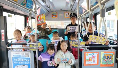 青島李滄巴士聯(lián)合交警走進(jìn)幼兒園 共繪122交通安全“啟蒙畫卷”