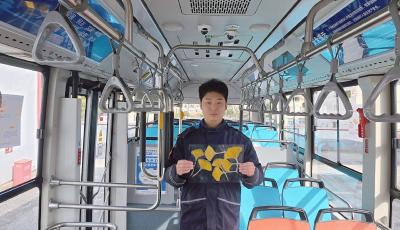 流动的风景线！青岛公交驾驶员打造“银杏主题车厢”