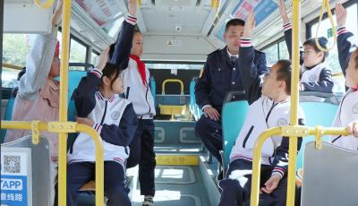 温情与环保同行  青岛302路“立冬”主题公交车上线