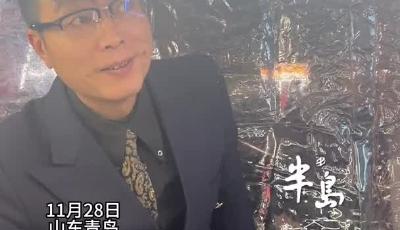 80后大叔穿西装摆摊卖臭豆腐