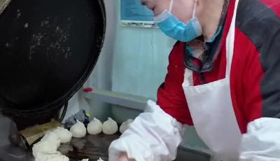 大城小店烟火气｜每日供餐近400份！青岛有个火到“叫号”的社区食堂