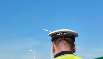 高架路上的守护者 寒风中的“警”色，9%畅通效率提升，每一个标识都是用细节守护回家路！