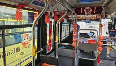 氛围满满！青岛415路“宝宝巴士”变身新年主题车