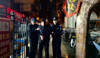 寒夜援手暖民心，青岛市北民警救助醉酒老人