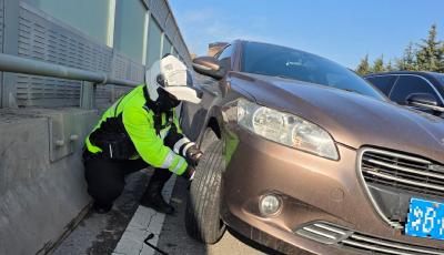 青島李滄交警暖心相助 爆胎車輛一刻鐘脫困