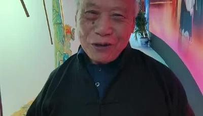 自驾来青岛展示千年传承“泰山皮影”，83岁“皮影守艺人”携非遗亮相版博会