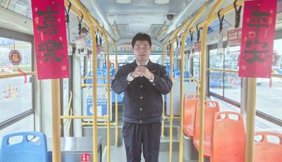 青岛公交“创意设计师”上线！十米车厢变身“新年祝福空间”