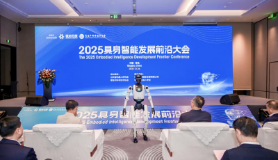 青岛具身机器人康复实训场授牌！2025具身智能发展前沿大会在青岛高新区举行