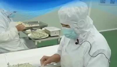 54岁大姨包水饺月入万元，“家庭地位都变化了，老公关爱有加”，工厂每天生产海鲜水饺15吨