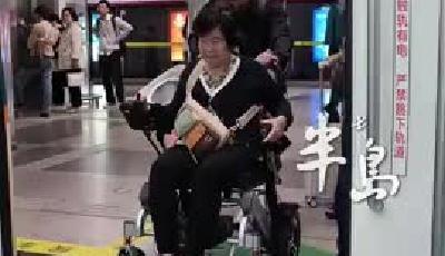 香港游客在青岛乘坐地铁，被这座城市暖到了！地铁站弯腰的这一幕被网友纷纷点赞