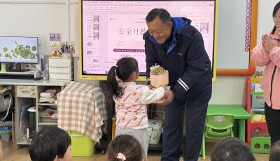 青岛公交驾驶员给“萌宝”上交通安全课