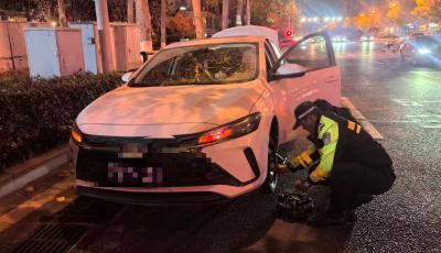 汽車開上路沿石爆胎被困 青島李滄交警暖心伸援手