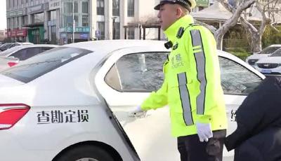 车流中的“人形红绿灯”他用十二年丈量出最温暖的“安全距离”