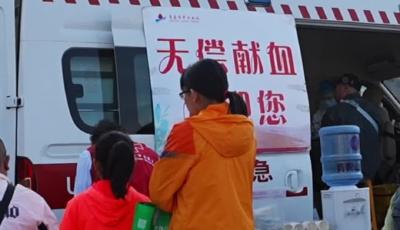 綠茵場(chǎng)上的公益交響曲 青島海牛以足球?yàn)槊阶V寫城市溫情