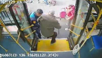 清晨站臺上的溫暖一扶 青島一位公交駕駛員的二十余年堅(jiān)守