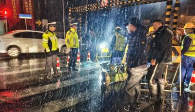 迎戰今冬首場雪！青島市北交管民警“雪夜守護”在一線