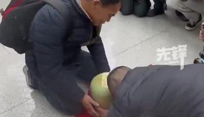 现实世界里的“灵魂摆渡人”，台湾里长护送“老兵”骨灰抵青，“让他和自己最亲的土在一起”