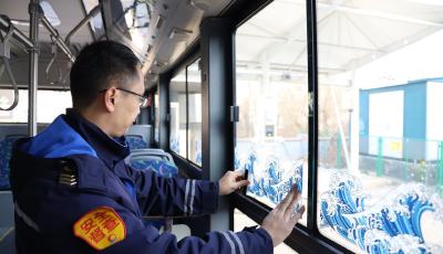 主题车厢+暖心服务 青岛310路公交打造滨海出行风景线