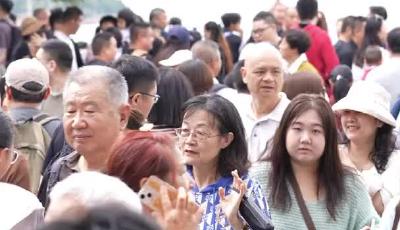 以凡人之躯，铸安全之墙！一名记者的60秒人墙体验：背向车流，面向人海，我把信任交给了陌生人