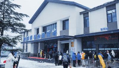 冷資源 熱經(jīng)濟(jì) 青島冬季運(yùn)動的雪落山海間