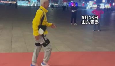 外骨骼“機(jī)甲”加身，紅毯秒變賽道 青島72歲大爺浮山灣秀“機(jī)械腿太空步”