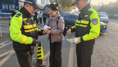 國考日暖心一幕：青島李滄交警爭分奪秒，助三名失證考生補(bǔ)證入場