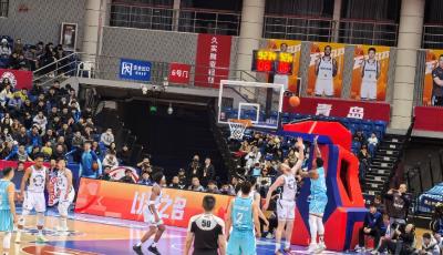 轰56分创纪录！众人皆呼“韦蝠王” 青岛崂山啤酒男篮豪取三连胜