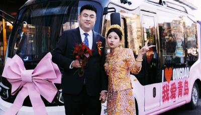 “宝宝巴士”再当婚车！青岛新人用公交车接亲诠释另类浪漫