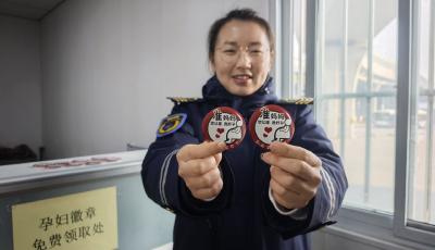 温馨巴士免费发放“孕妇徽章” 为准妈妈冬季出行暖心护航