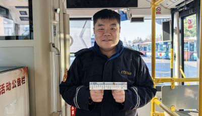 “安心磁贴”温暖上线！青岛6路公交“便签式服务”再升级