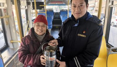 一碗饺子，八年的暖！青岛公交十米车厢演绎爱的“双向奔赴”