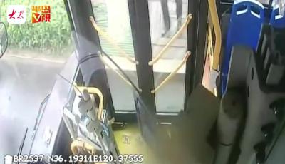 公交女司机退休前最后一个“三八妇女节” 刚到站就收到鲜花