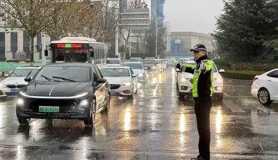 早高峰遇降雨！青岛公安交管全员出动，保障交通畅通