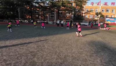 足球在飞 梦想在长 我在一群孩子奔跑的身影里看到了足球最纯粹的模样